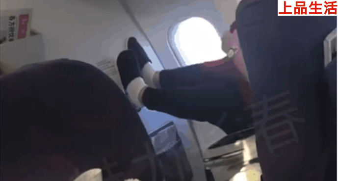 網(wǎng)曝涂磊搭乘飛機腳蹬機艙