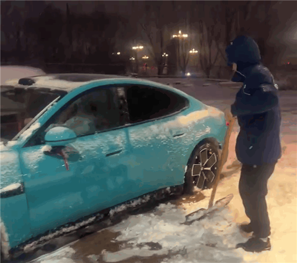 小米SU7雪地受困趴窩 蔚來?yè)Q電小哥雪中送炭助其脫困