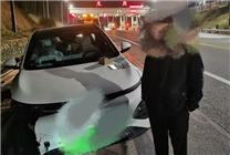 男子高速開輔助駕駛 讓車子自己開 結(jié)果撞掉輪胎