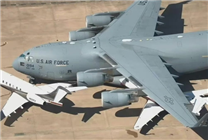 美國(guó)又現(xiàn)三機(jī)相撞事故：兩架公務(wù)機(jī)與C-17機(jī)場(chǎng)撞作一團(tuán)