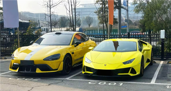 小米SU7 Ultra有多大：保時捷、蘭博基尼跑車一比就是弟弟